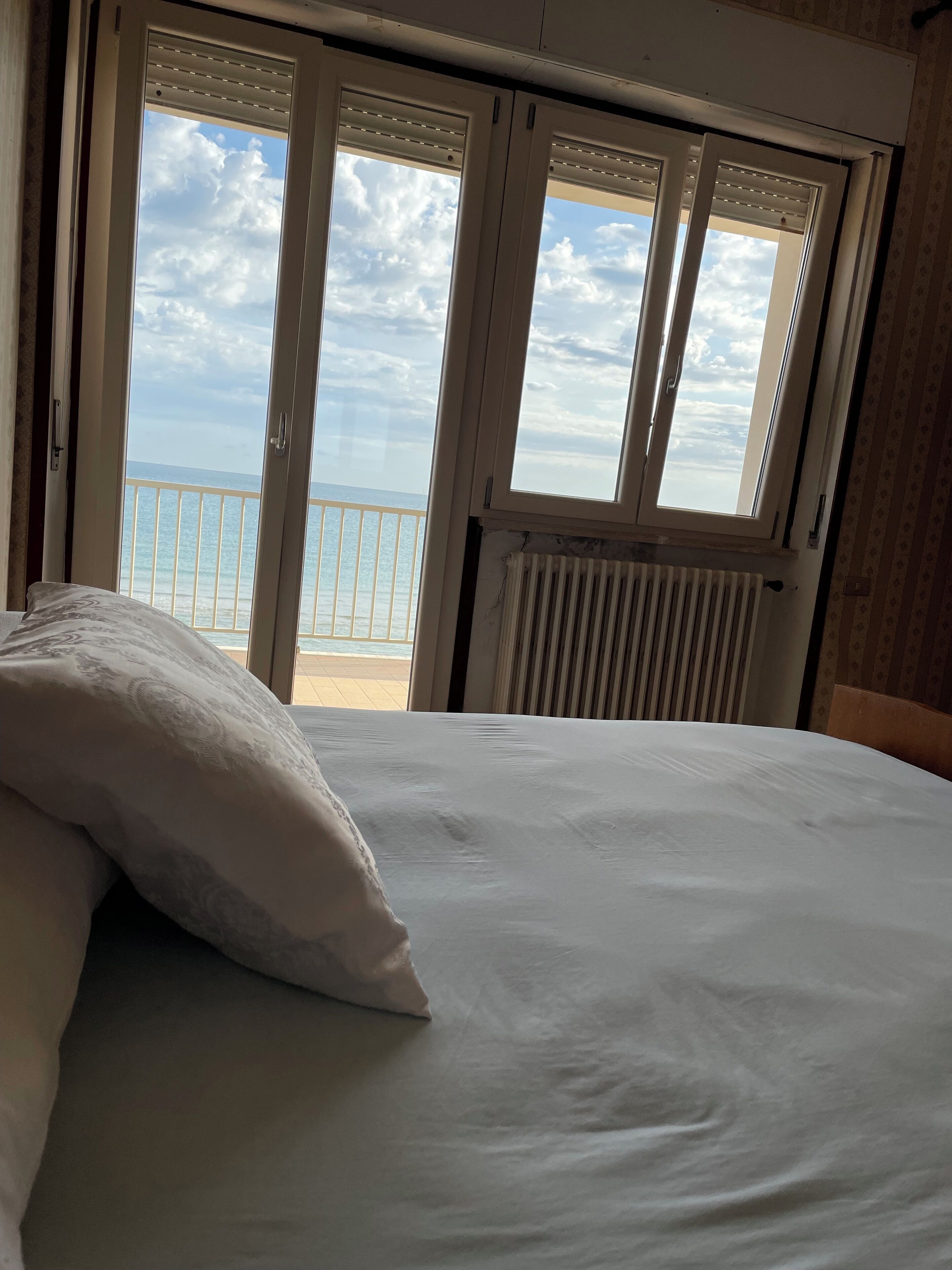 4 間睡房、房內夾萬、Wi-Fi (收費)、床單