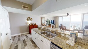 Frigorifero, microonde, forno, piano cottura