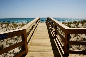 On the beach - Perfect Family Vacation Condo with Free round of Golf & Activities Every Day! (Panama City Beach)