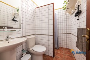 Shower, hair dryer, bidet, towels - Duplex by Yumbo - Bungalow with private terrace in Playa del Inglés (Maspalomas)