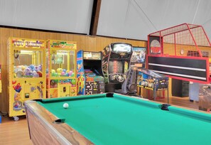 Game room - Model Home near Camp Lejeune with Water View (Sneads Ferry)