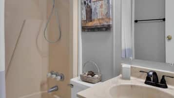 Bañera, secador de pelo, toallas
