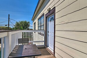 Outdoor dining - Walk to Beach: Breezy Galveston Apt w/ Deck! (Galveston)