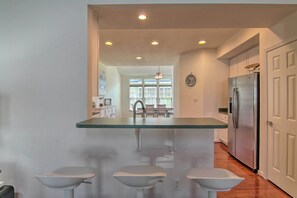 Frigorifero, microonde, piano cottura, lavastoviglie