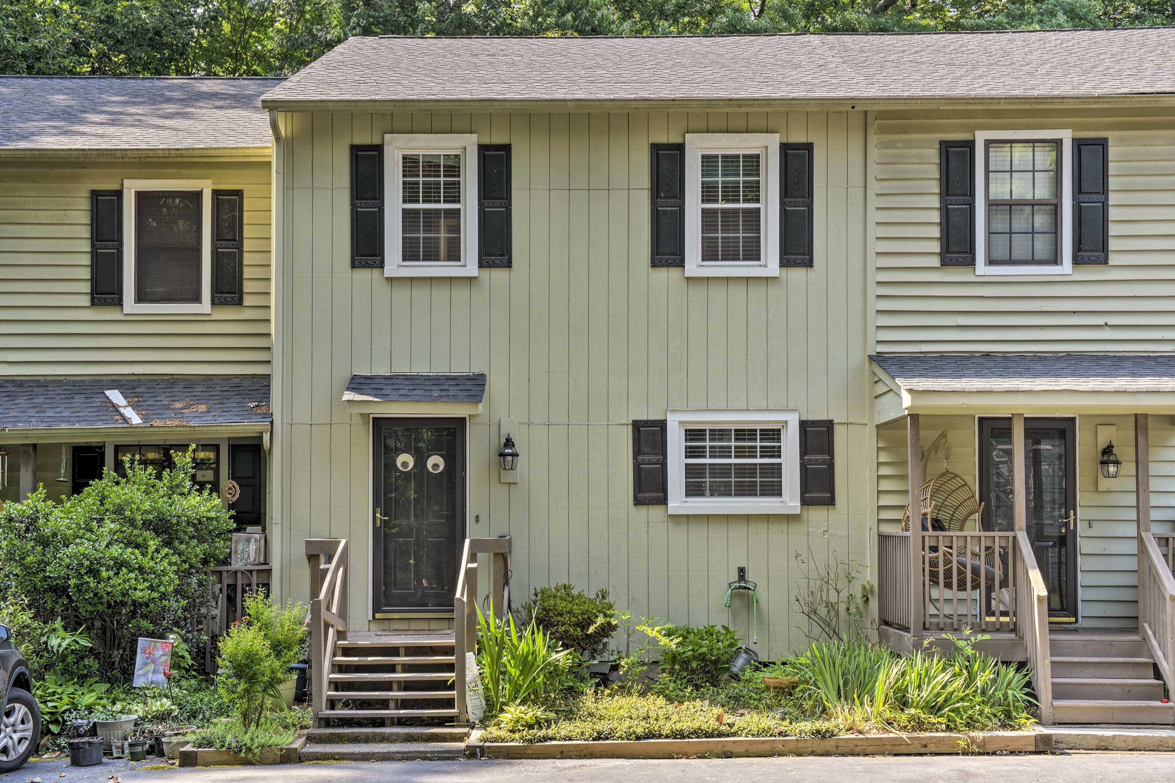 Tree-Lined Durham Townhome: Close to Parks!