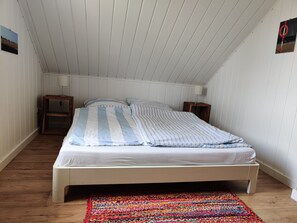 2 bedrooms, desk, travel cot, free WiFi