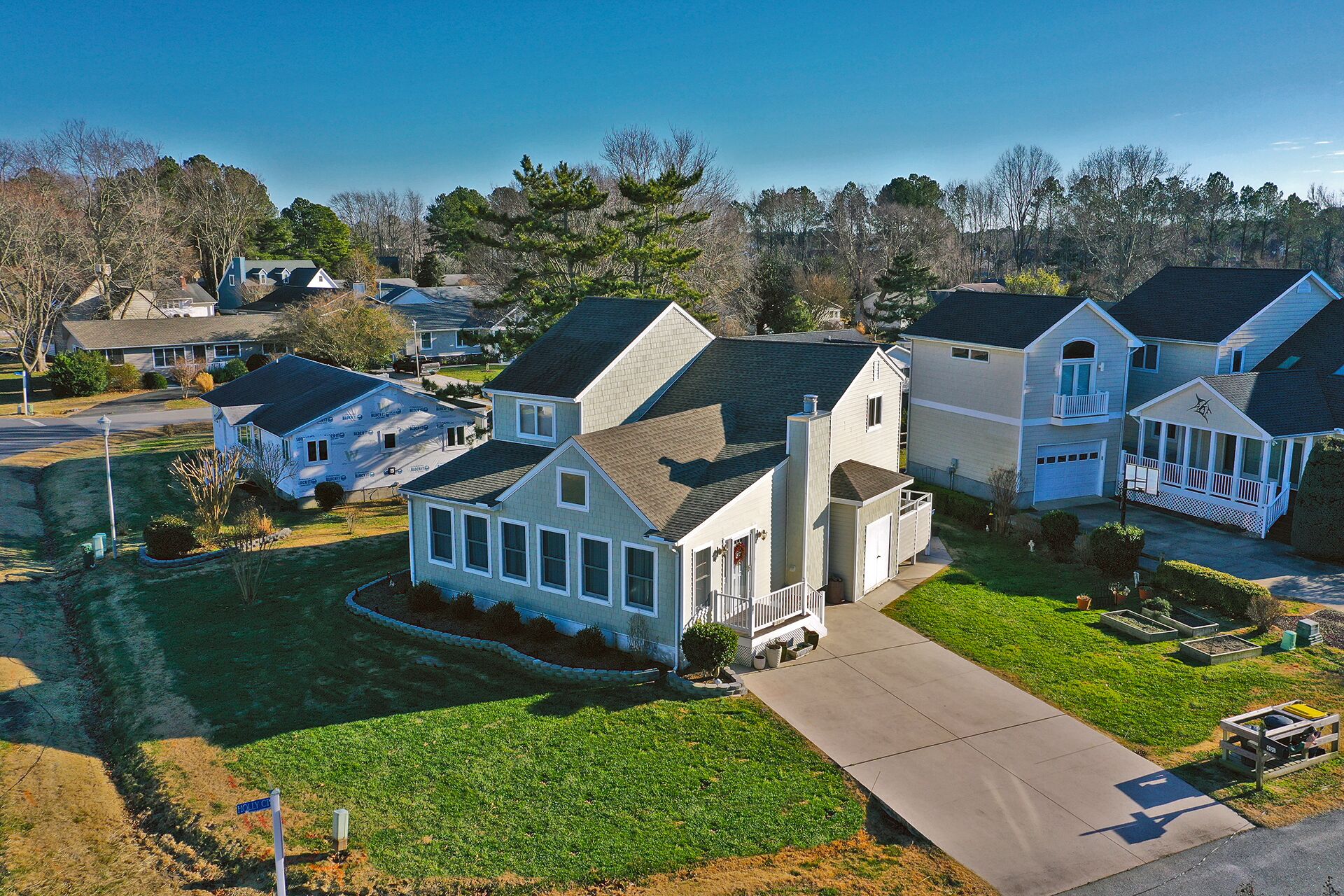 Excellent 4 bed/2 bath house minutes from downtown Bethany Beach! Wifi, Beach Town, Pool, Fitness Center, Kayak Launch, Trolley!