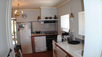 Een koelkast, een microgolfoven, een oven, een kookplaat