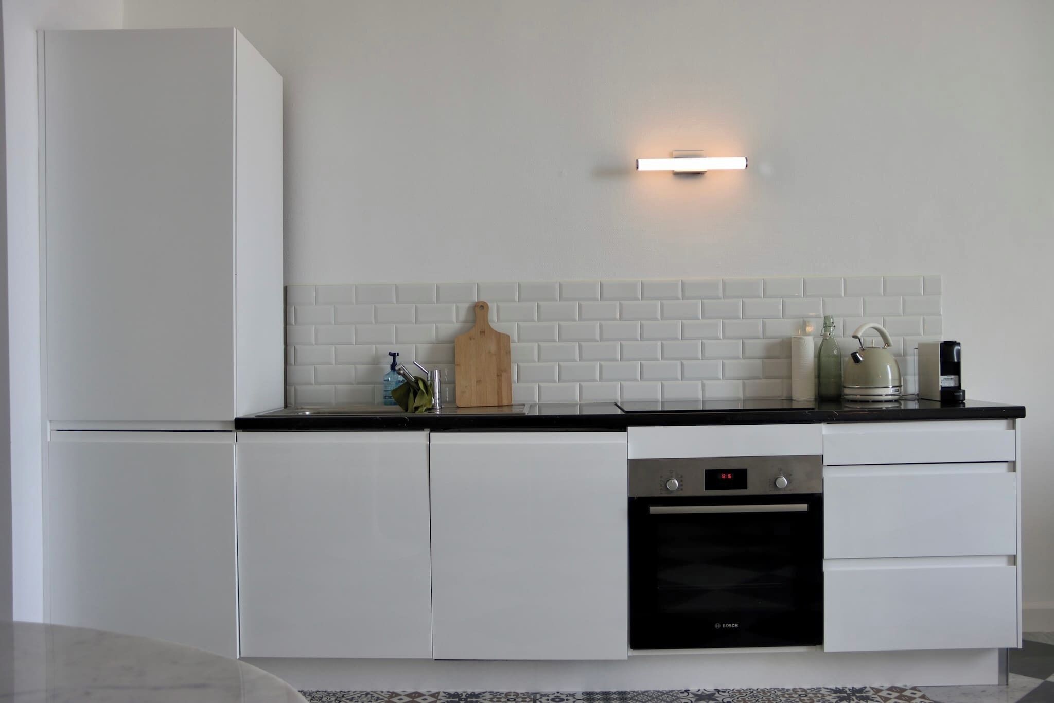 Kühlschrank, Ofen, Geschirrspüler, Wasserkocher mit Kaffee-/Teezubehör