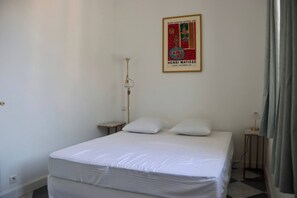 1 habitación, tabla de planchar con plancha, wifi gratis y ropa de cama 