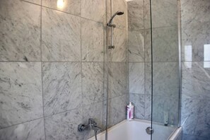 Baignoire, séchoir à cheveux, serviettes fournies