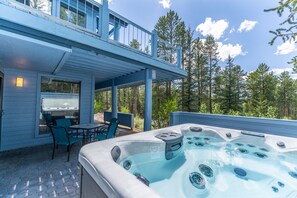 Terrace/patio - Large Porch w/ Outdoor Seating, Private Hot Tub, Nature and Gold Course Views (Keystone)