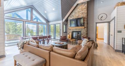 Large Porch w/ Outdoor Seating, Private Hot Tub, Nature and Gold Course Views