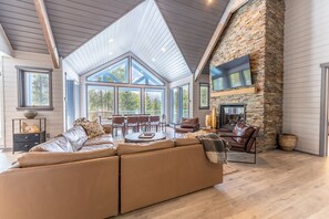 TV, books - Large Porch w/ Outdoor Seating, Private Hot Tub, Nature and Gold Course Views (Keystone)