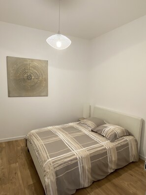 2 slaapkamers, een strijkplank/strijkijzer, wifi, beddengoed