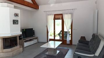 TV connectée, cheminée, chaîne hi-fi