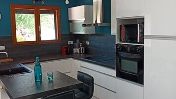 Frigorifero, microonde, forno, piano cottura