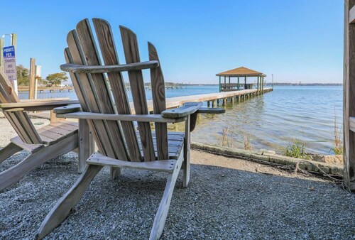 Sneads Ferry 4BR Waterfront Home Near Camp Lejeune