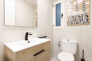 Baignoire, sèche-cheveux, serviettes fournies