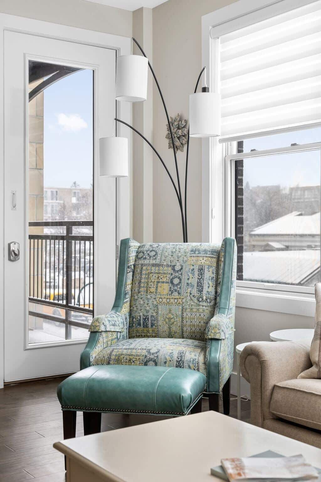 Tv, eldstad och kontor