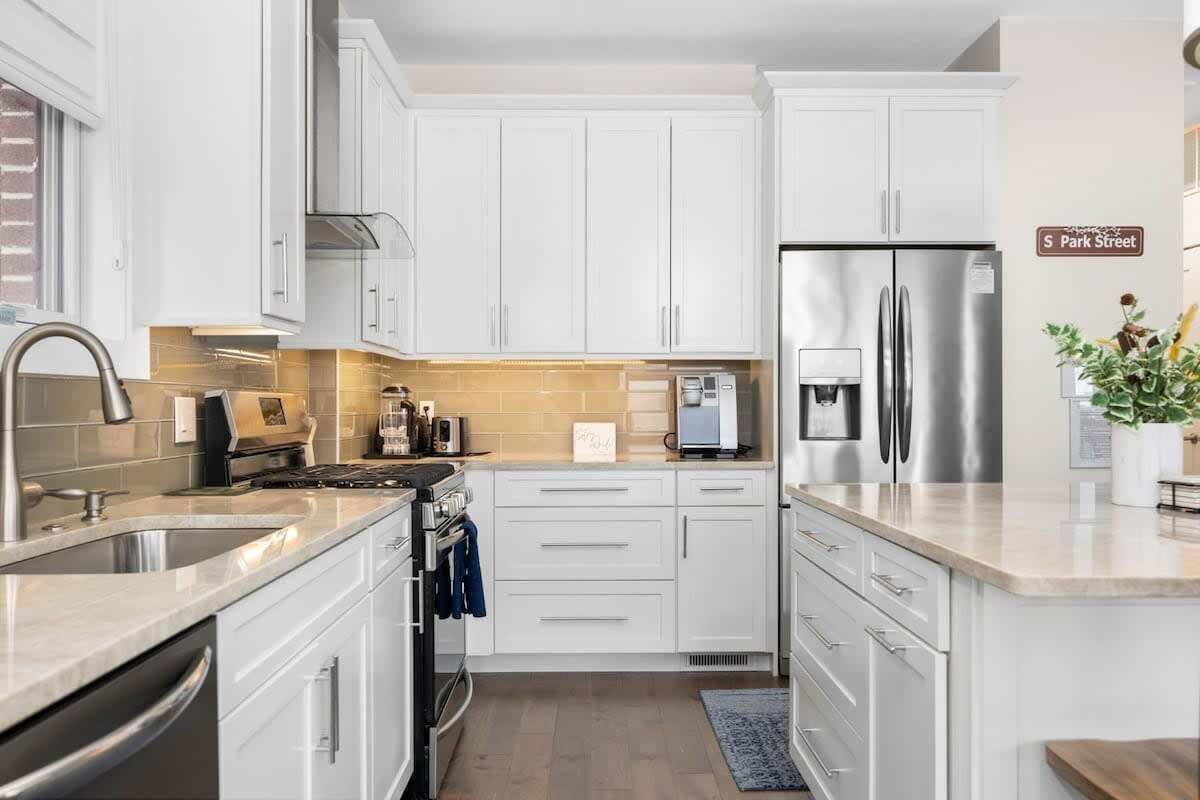 Kylskåp, mikrovågsugn, ugn och spishäll