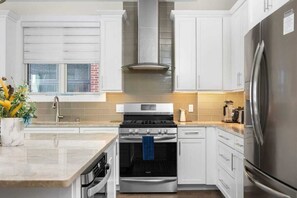 Fridge, microwave, oven, stovetop - Park 201 Downtown in the Heart of Traverse City (Traverse City)