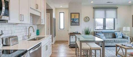 Réfrigérateur, micro-ondes, four, plaque de cuisson