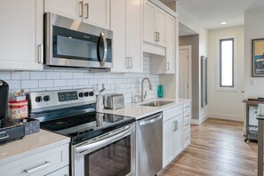 Refrigerador, microondas, horno, placa de cocina