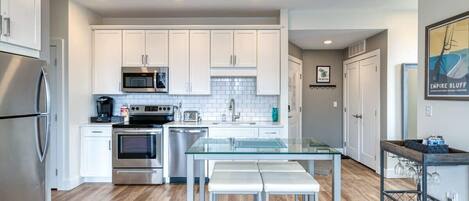 Refrigerador, microondas, horno y parrilla de estufa