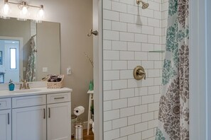 Dusche, Haartrockner, Handtücher