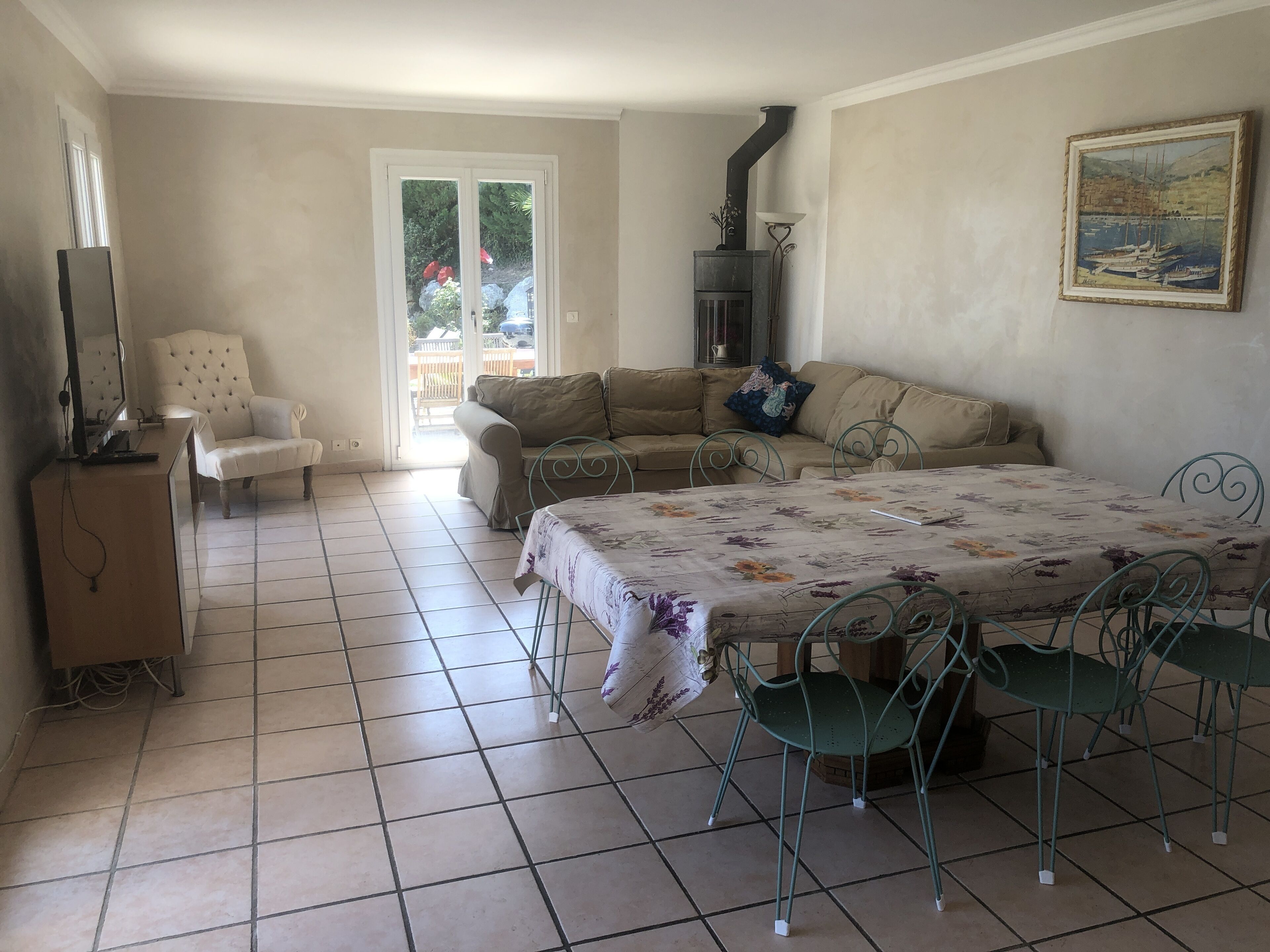 Smart-tv, boeken en een stereo