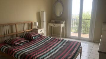 5 slaapkamers, een strijkplank/strijkijzer, reisbedje, gratis wifi