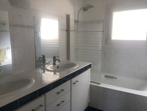 Bañera, toallas, jabón, papel higiénico