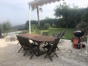 Outdoor dining - Au Centre de la Côte Dazur Villa Familiale Avec Piscine au Calme (Gattières)