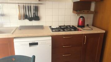 Een koelkast, een microgolfoven, een oven, een kookplaat