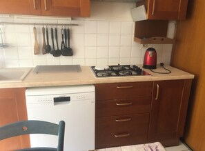 Een koelkast, een magnetron, een oven, een kookplaat