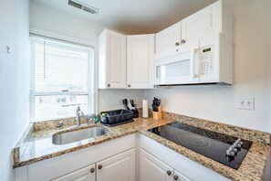 Réfrigérateur, four à micro-ondes, surface de cuisson, cafetière-théière