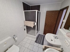 Badewanne, Haartrockner, Handtücher, Seife