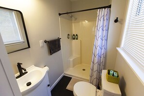 Ducha, secador de pelo, toallas y jabón