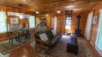 Smart-tv, een open haard en boeken