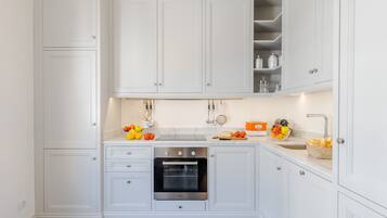 Kühlschrank, Mikrowelle, Ofen, Geschirrspüler