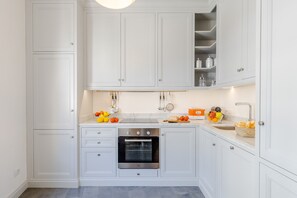 Kühlschrank, Mikrowelle, Ofen, Geschirrspüler