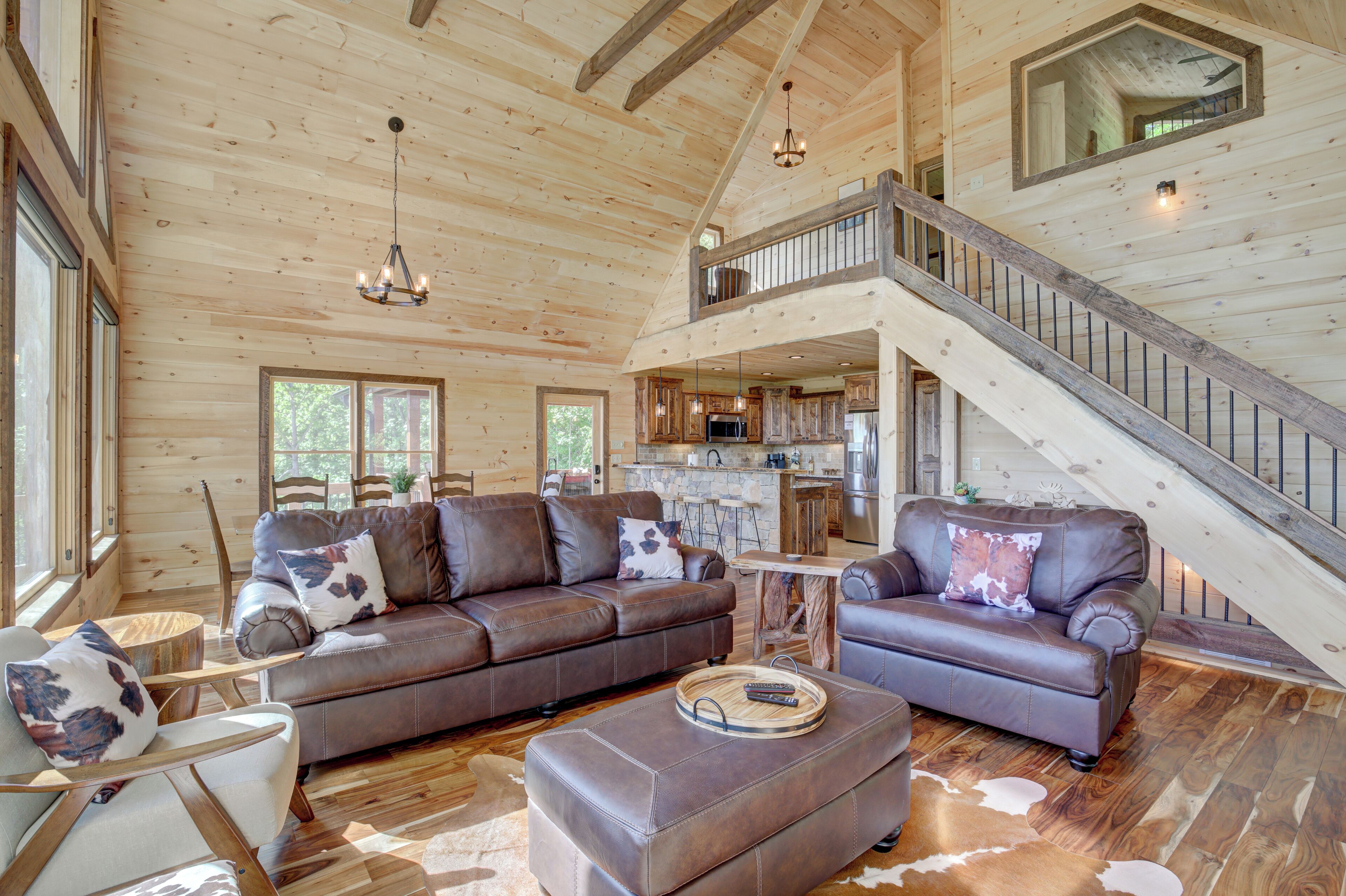 Älytelevisio, takka, videopelejä, tietokoneen näyttö