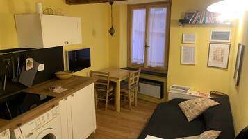 Smart-TV, BĂŒcher, Stereoanlage