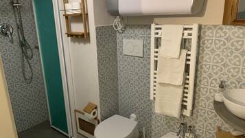 Dusche, Haartrockner, Bidet, Handtücher