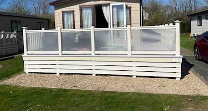 Cotswold Family Friendly Chalet with EV Charger