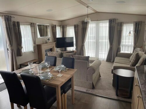 Cotswold Family Friendly Chalet with EV Charger