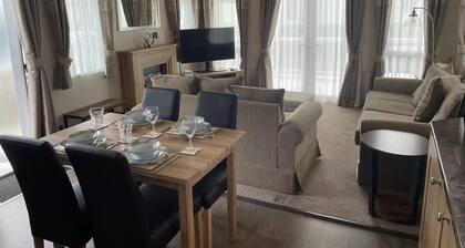 Cotswold Family Friendly Chalet with EV Charger