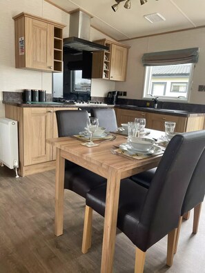 Dining - Cotswold Family Friendly Chalet with EV Charger (South Cerney)