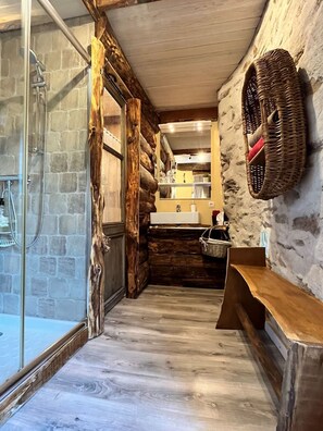 Romantische tweepersoonskamer | Badkamer met douche